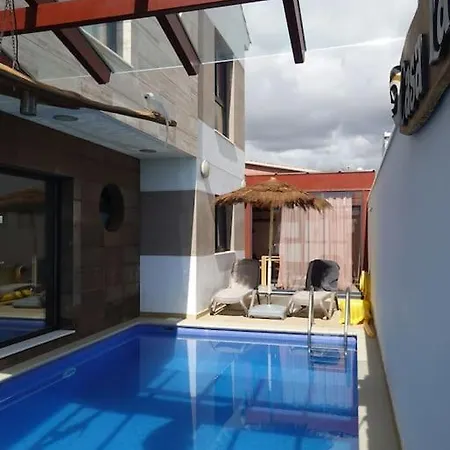 Designer Haus Mit Beheiztem Pool